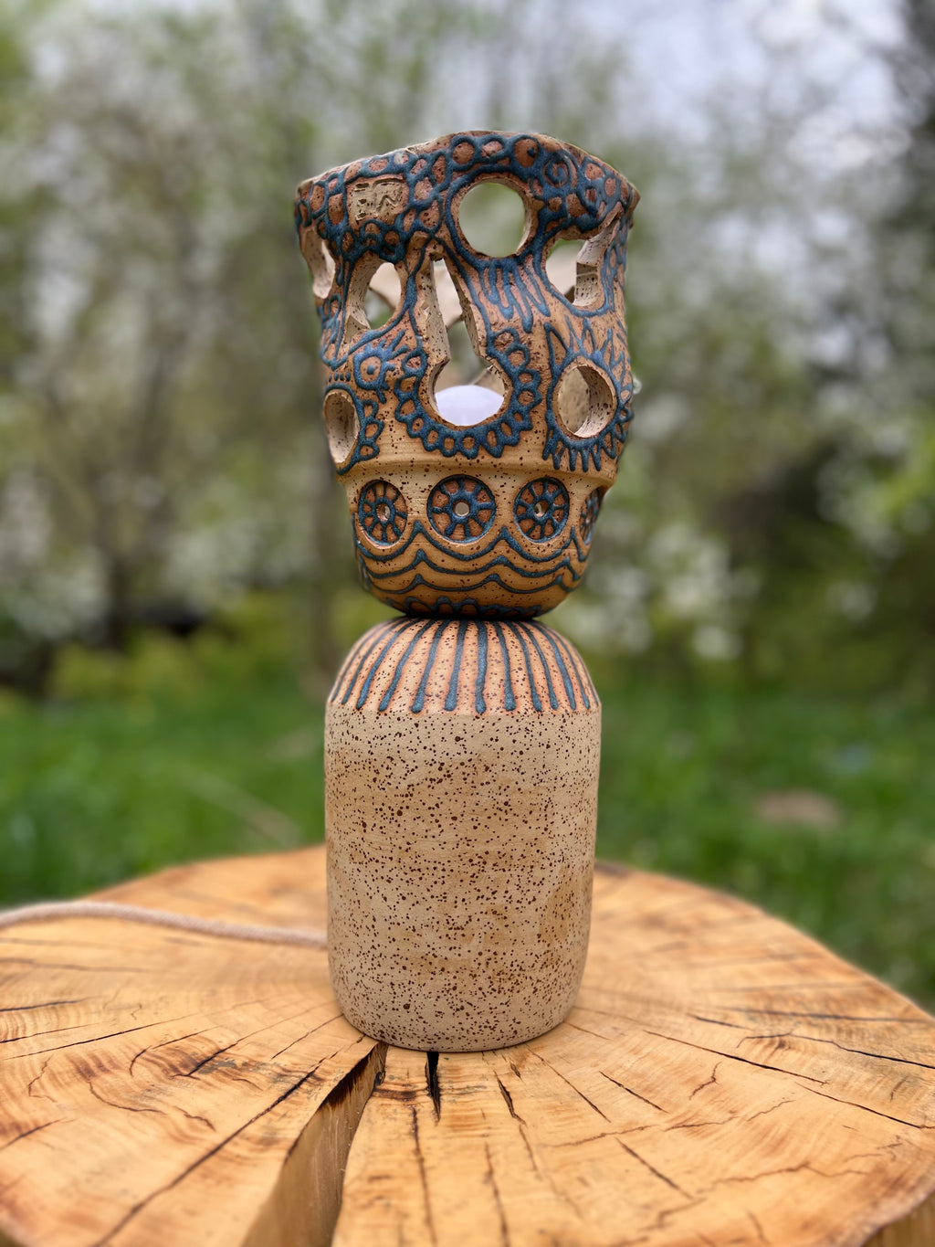 Lampa z ażurowym kloszem