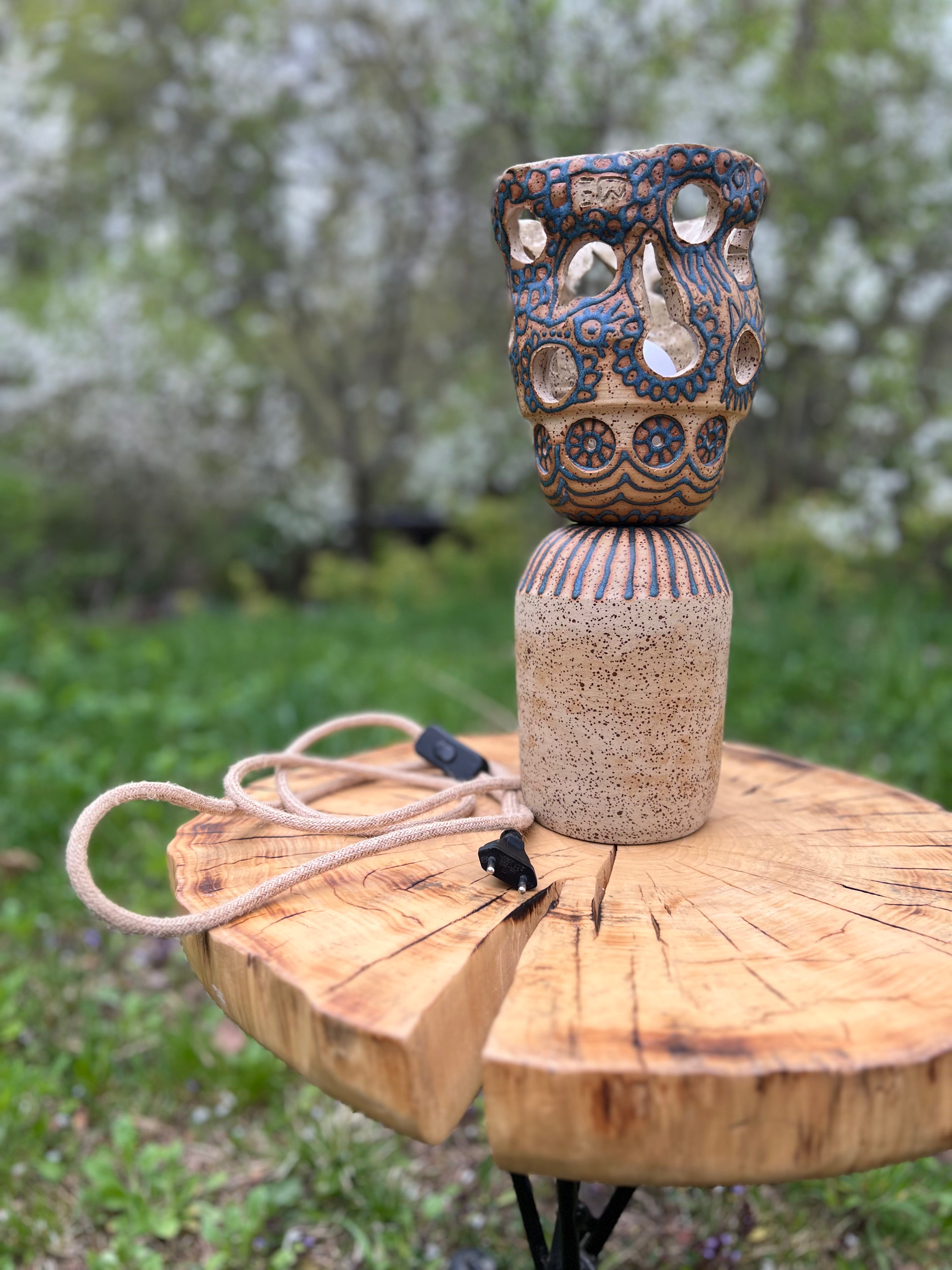 Lampa z ażurowym kloszem